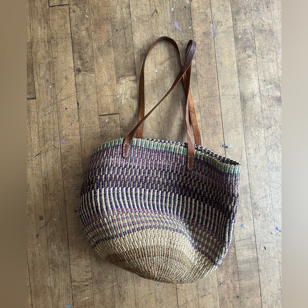 Woven market bag with leather shoulder straps